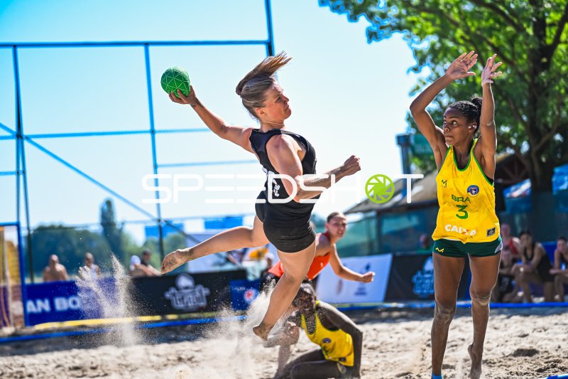 Deutsche Beachhandballerin im Sprungwurf gegen Brasilien (#3) in Zagreb