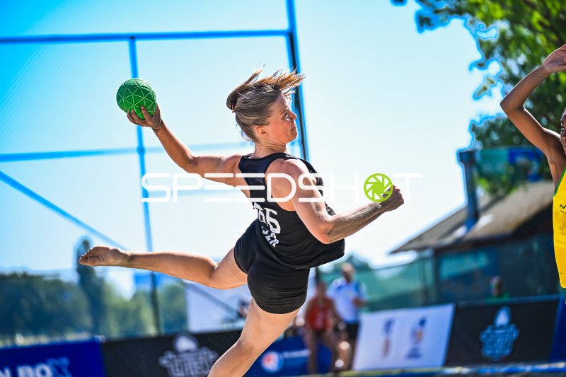 Amelie Möllmann (#66; Deutsche Frauen Beachhandball Nationalmannschaft) beim Sprungwurf