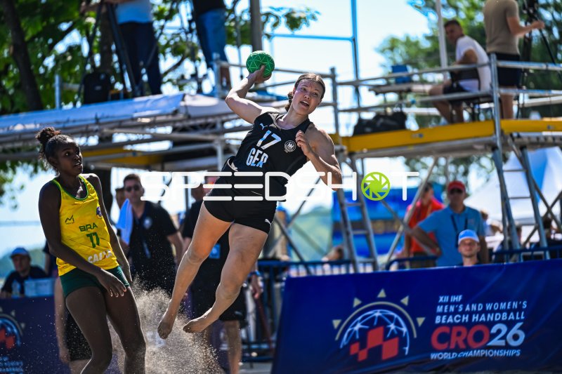 Lena Klingler (#17; Deutsche Frauen Beachhandball Nationalmannschaft) beim Sprungwurf