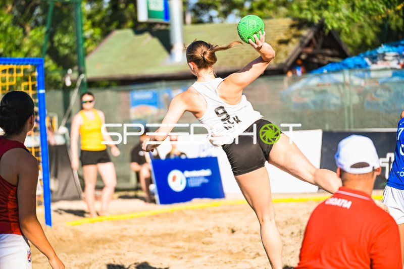Emma Pilz (#9; Deutsche Frauen Beachhandball Nationalmannschaft) beim Sprungwurf in Zagreb