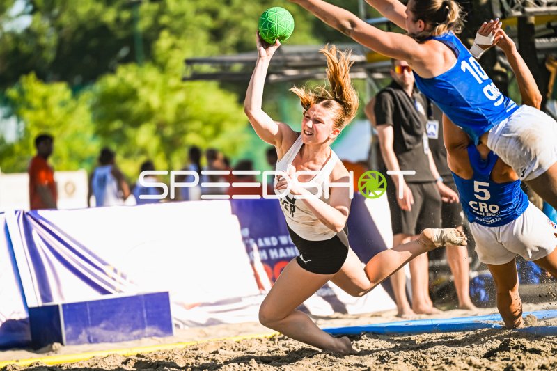 Emma Pilz (#9, Deutschland) im Sprungwurf gegen Kroatien