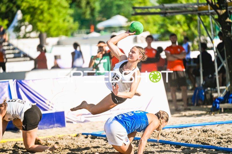 Dilayla Alarslan (#12, Deutschland) beim Sprungwurf in Zagreb