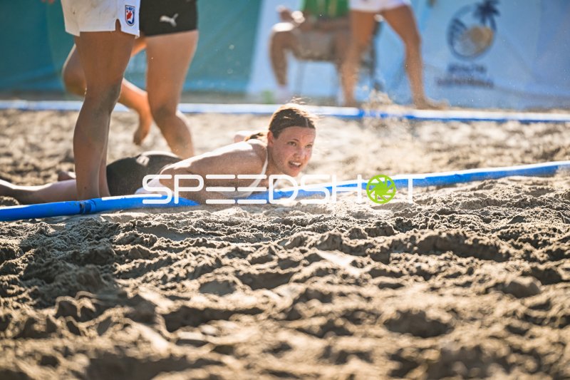 Lena Klingler (#17, Deutsche Frauen Beachhandball) rutsch im Sand