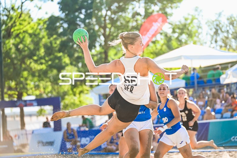 Amelie Möllmann (#66; Deutsche Frauen Beachhandball Nationalmannschaft) beim Sprungwurf