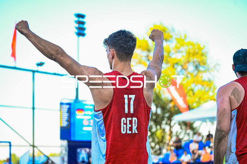 Tim Krauth (#17; Deutschland Beachhandball) jubelt beim Turnier in Zagreb