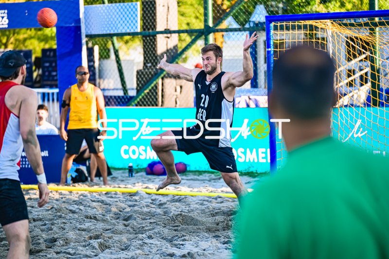 Oliver Middell (#20; Deutschland Beachhandball) beim Sprungwurf in Zagreb