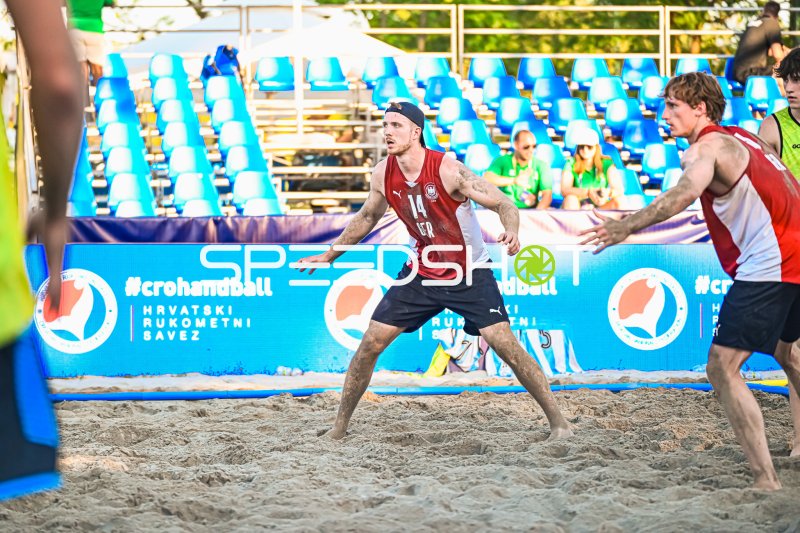 Hendrik Prahst (#14; Deutschland Beachhandball) in Abwehrstellung am Jarun See