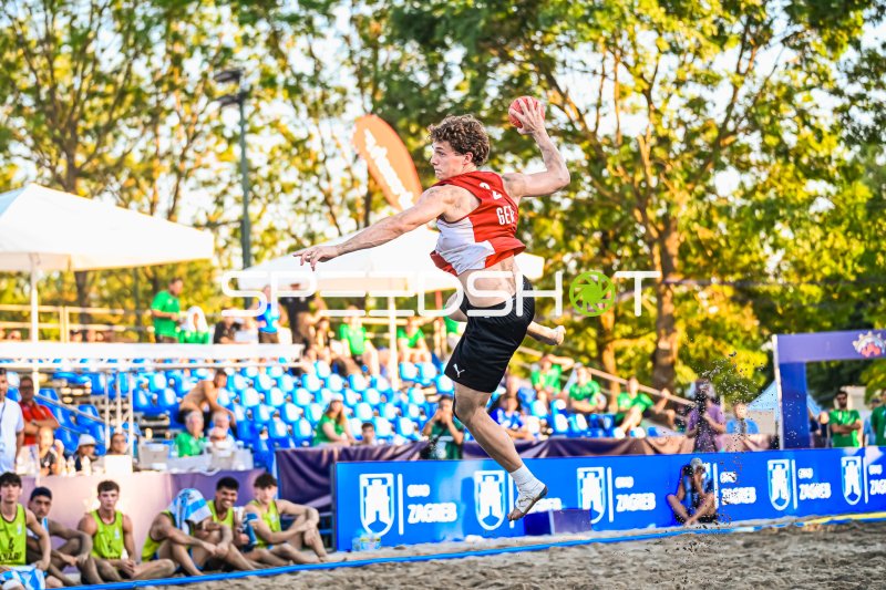 Deutscher Beachhandball-Spieler beim Sprungwurf am Jarun See Zagreb