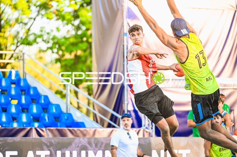 Tim Krauth (#17, Deutschland) beim Sprung zum Wurf gegen Argentinien in Zagreb