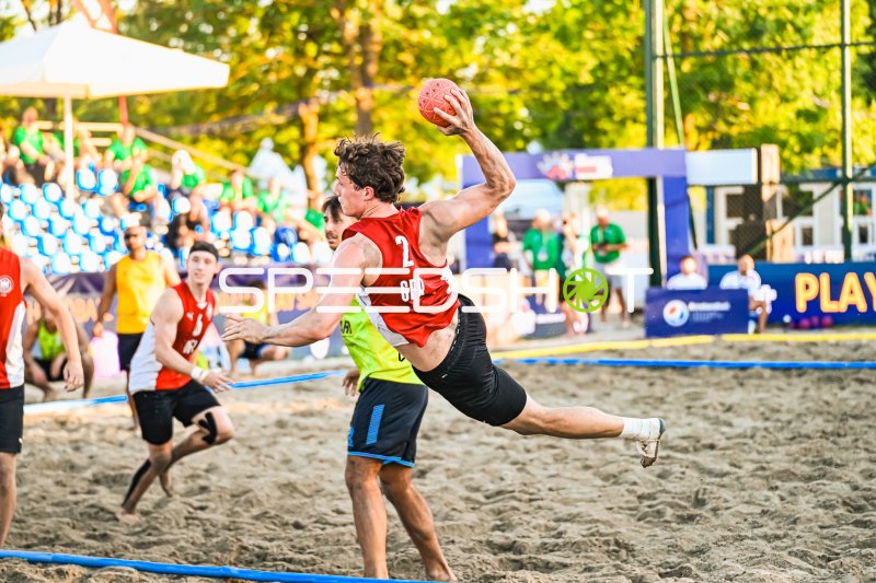 Lennart Wörmann (#2; Deutschland) beim Wurfversuch im Sand