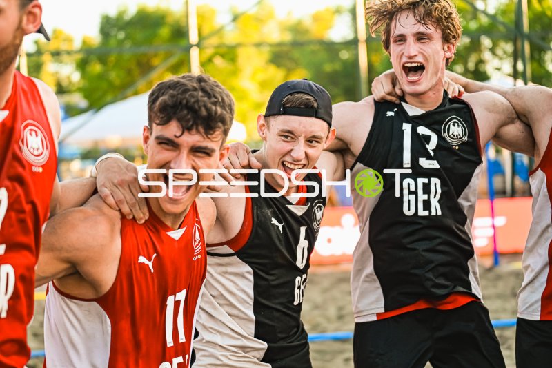 Tim Krauth (#17; Deutschland Beachhandball) jubelt mit Teamkollegen in Zagreb