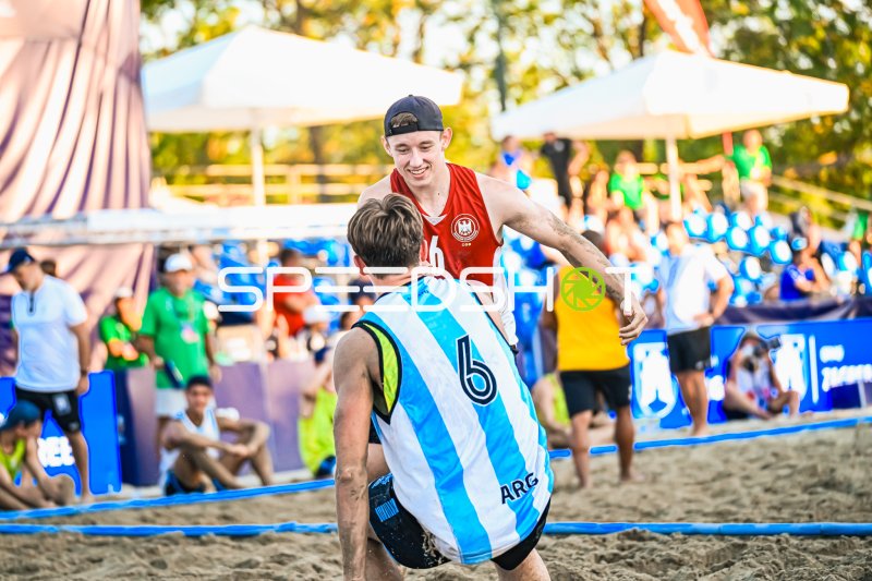 Lars Zelser (#6; Deutschland Beachhandball) im Zweikampf gegen Argentinien
