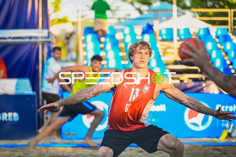 Severin Henrich (#13; Deutschland Beachhandball) in Abwehraktion am Jarun See