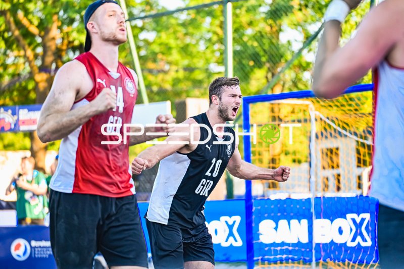 Oliver Middell (#20; Deutschland Beachhandball) jubelt beim Turnier in Zagreb