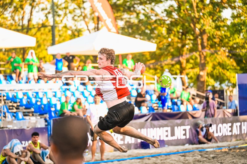 Severin Henrich (#13; Deutschland Beachhandball) beim Sprungwurf in Zagreb