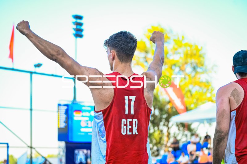 Tim Krauth (#17; Deutschland Beachhandball) jubelt beim Turnier in Zagreb