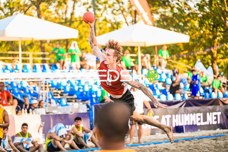 Severin Henrich (#13; Deutschland Beachhandball) beim Sprungwurf in Zagreb