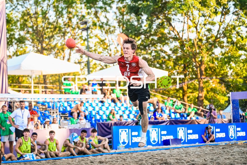 Lennart Wörmann (#2; Deutschland Beachhandball) beim Sprungwurf in Zagreb