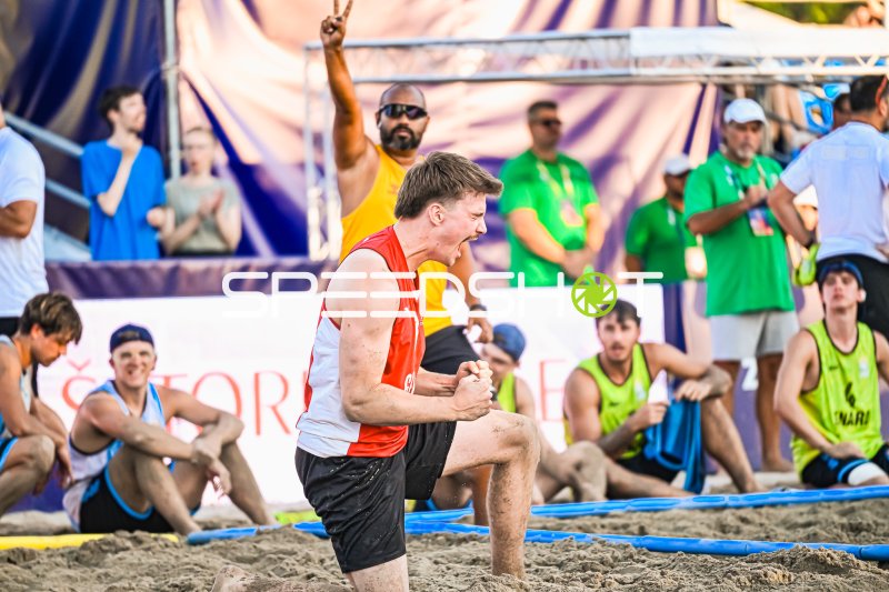 Jubelnder Spieler der deutschen Beachhandball-Nationalmannschaft am Jarun See