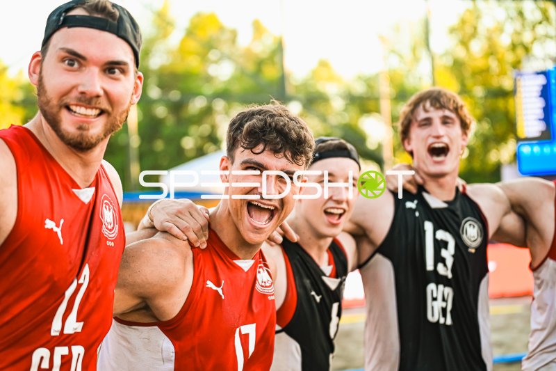 Tobias Zeyen (#12) und Tim Krauth (#17) feiern mit Teamkollegen beim deutschen Beachhandball-Team