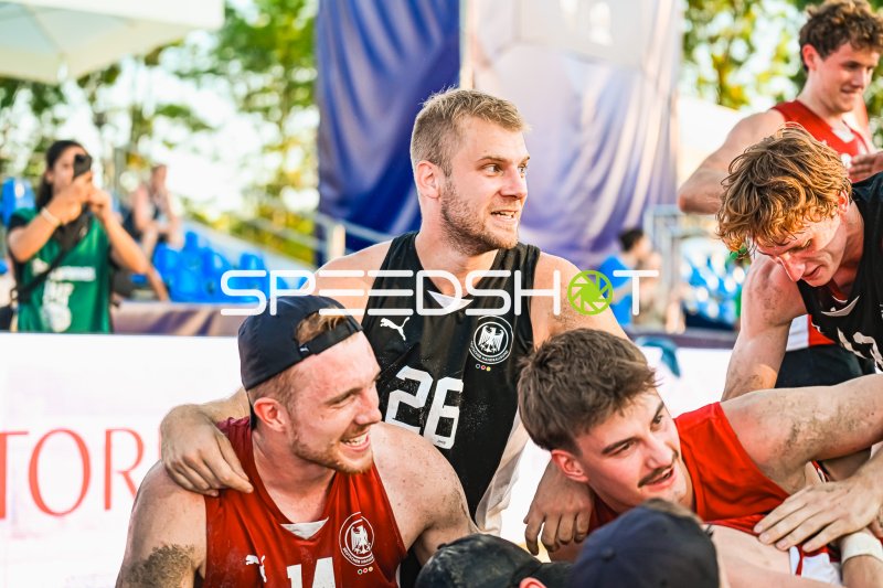 Moritz Ebert (#26; Deutschland Beachhandball) im Mannschaftsjubel in Zagreb