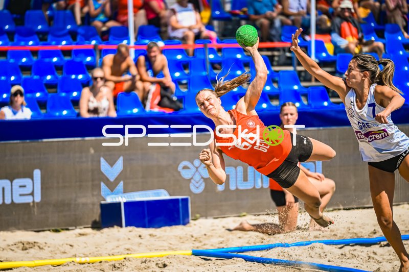Amelie Möllmann (#66; Deutsche Frauen Beachhandball Nationalmannschaft) beim Wurfversuch
