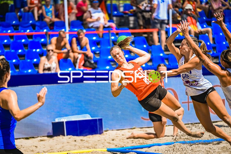 Amelie Möllmann (#66; Deutsche Frauen Beachhandball Nationalmannschaft) beim Wurf gegen Griechenland
