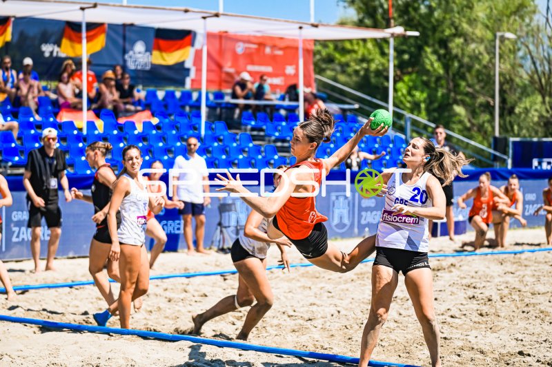 Wurfaktion im Beachhandball-Turnier am Jarun See Zagreb