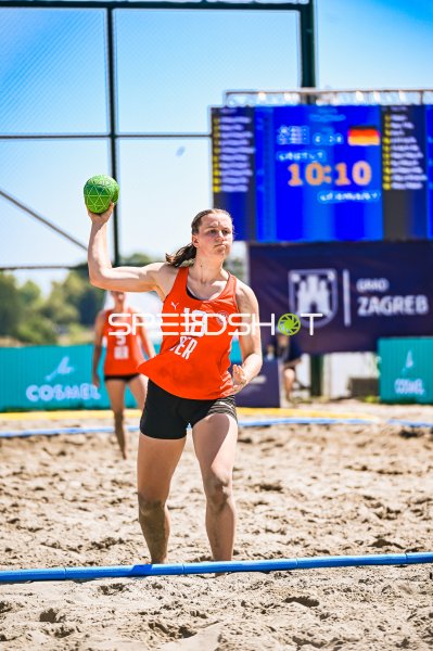 Pauline Borrmann (#18; Deutsche Frauen Beachhandball Nationalmannschaft) beim Wurf in Zagreb