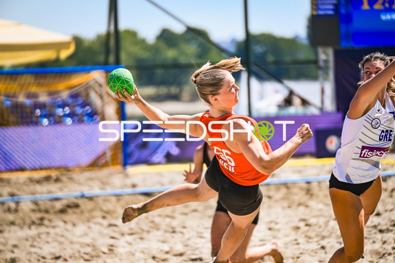 Amelie Möllmann (#66, Deutschland) im Wurf beim IHF Beach Handball World Championship 2026