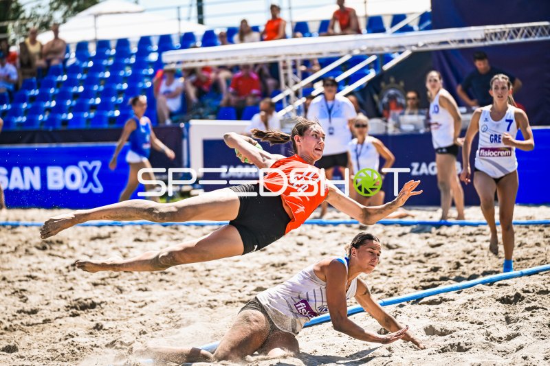 Isabel Kattner (#10, Deutsche Frauen) spektakulärer Sprungwurf in Zagreb
