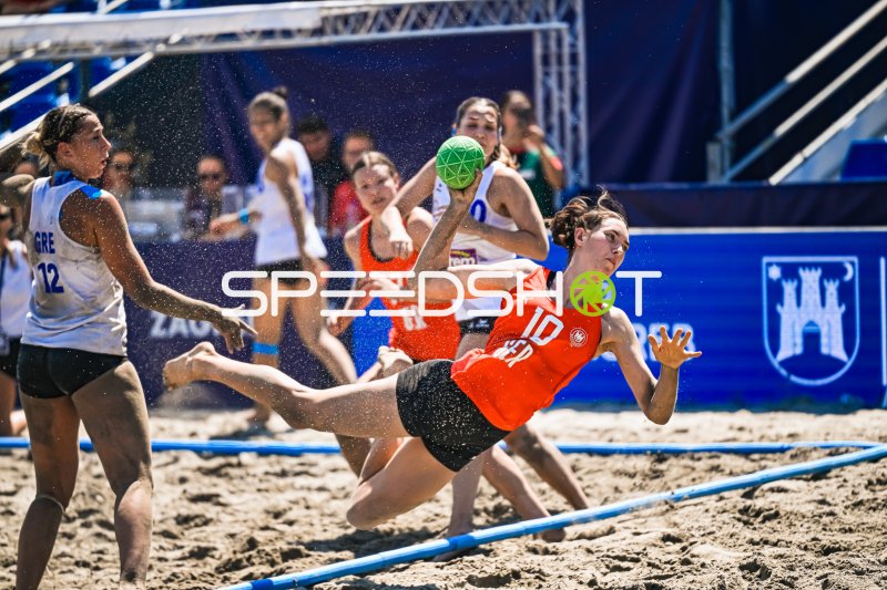 Isabel Kattner (#10; Deutsche Frauen Beachhandball Nationalmannschaft) beim Wurfversuch in Zagreb