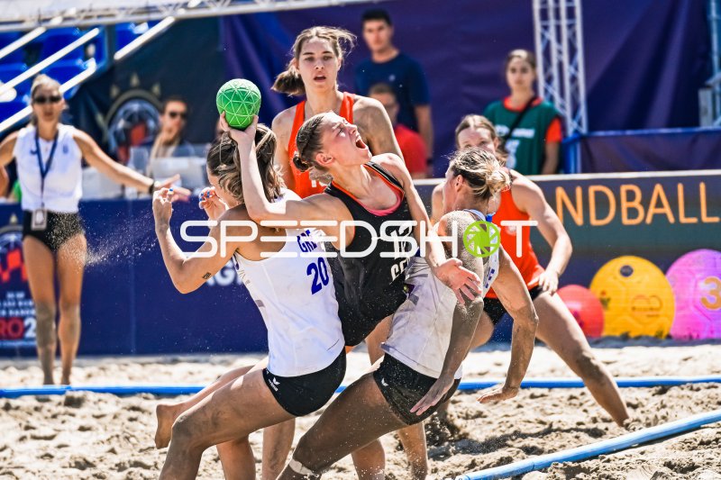 Dilayla Alarslan (#12; Deutsche Frauen Beachhandball Nationalmannschaft) im Zweikampf beim Wurf
