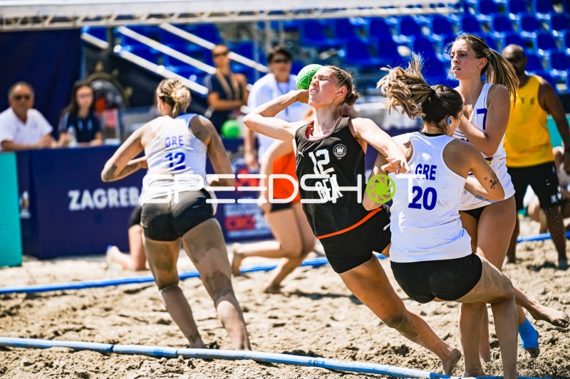 Dilayla Alarslan (#12; Deutsche Frauen Beachhandball Nationalmannschaft) beim Wurf gegen Griechenland
