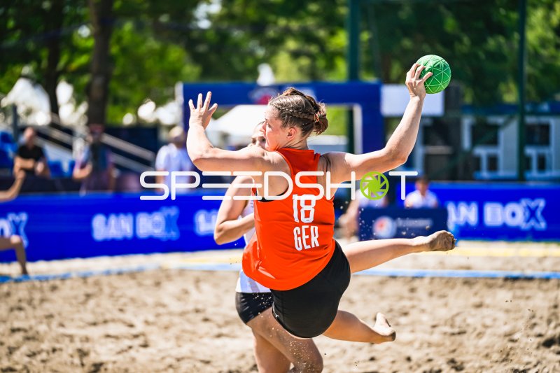 Pauline Borrmann (#18; Deutsche Frauen Beachhandball Nationalmannschaft) beim Sprungwurf