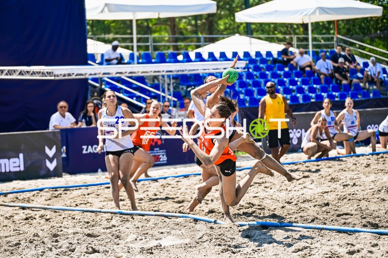 Amelie Möllmann (#66; Deutsche Frauen Beachhandball Nationalmannschaft) beim Wurf unter Bedrängnis
