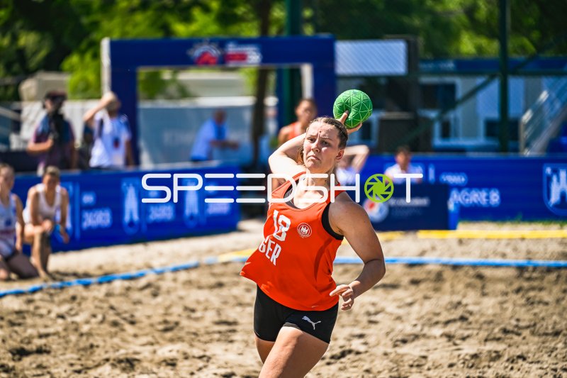 Pauline Borrmann (#18; Deutsche Frauen Beachhandball Nationalmannschaft) beim Wurf in Zagreb