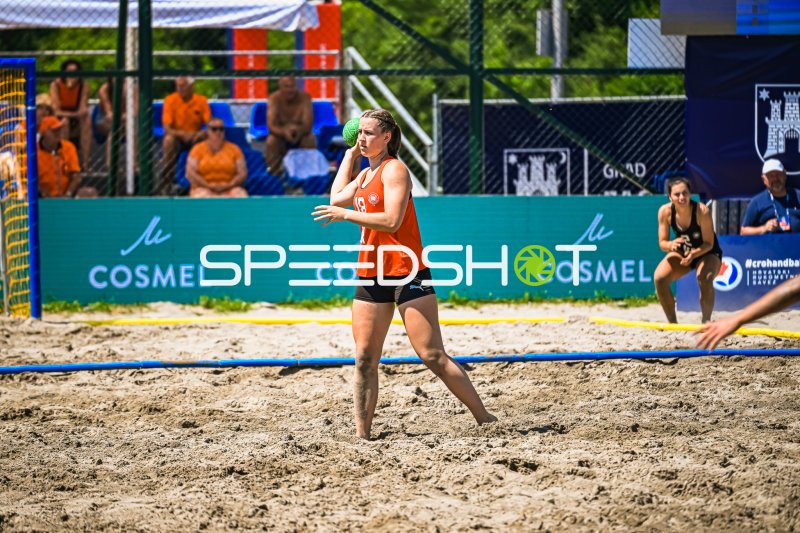 Pauline Borrmann (#18; Deutsche Frauen Beachhandball Nationalmannschaft) beim Wurf in Zagreb