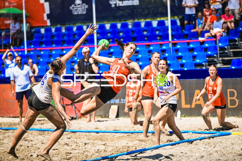 Isabel Kattner (#10; Deutsche Frauen Beachhandball Nationalmannschaft) beim Wurfversuch in Zagreb