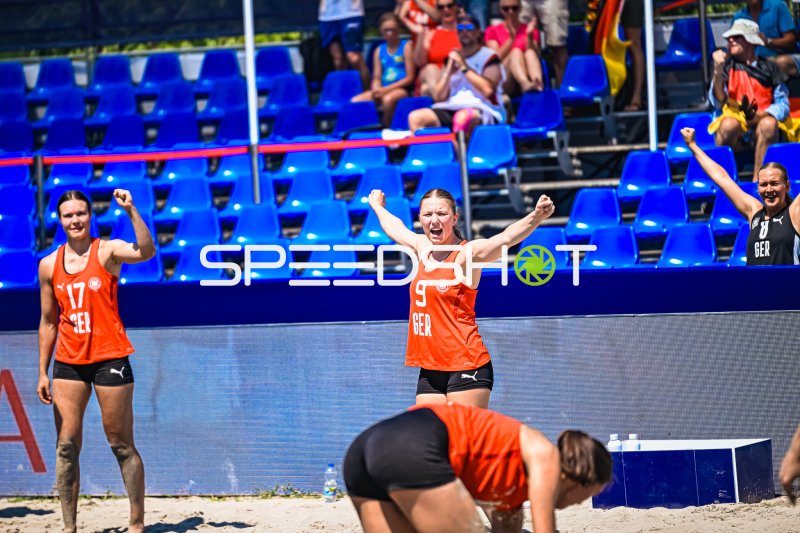 Emma Pilz (#9; Deutsche Frauen Beachhandball Nationalmannschaft) jubelt beim Tor