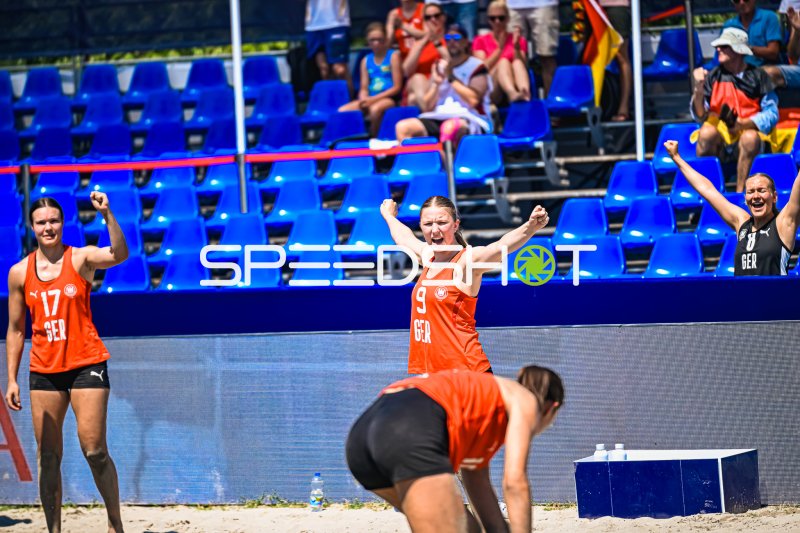 Emma Pilz (#9; Deutsche Frauen Beachhandball Nationalmannschaft) jubelt beim Tor in Zagreb