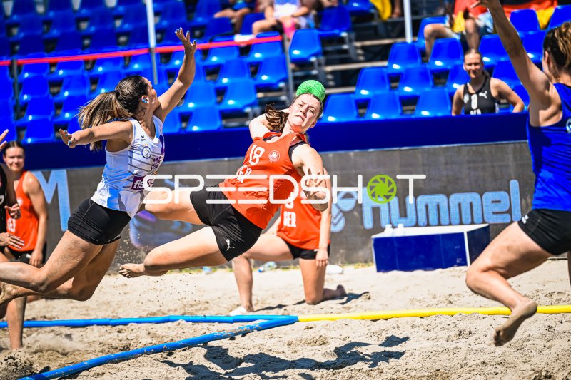 Pauline Borrmann (#18; Deutsche Frauen Beachhandball Nationalmannschaft) beim Wurfversuch in Zagreb