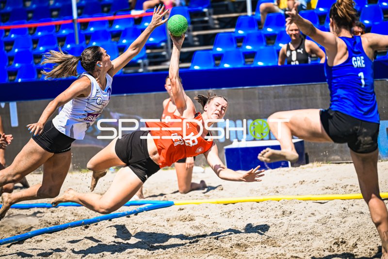 Pauline Borrmann (#18; Deutsche Frauen Beachhandball Nationalmannschaft) beim Wurfversuch