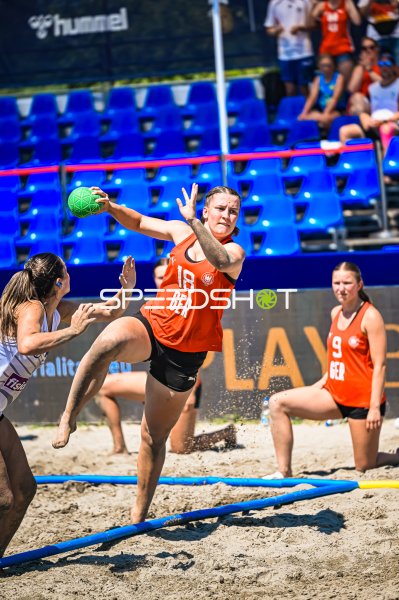 Pauline Borrmann (#18; Deutsche Frauen Beachhandball Nationalmannschaft) beim Wurf