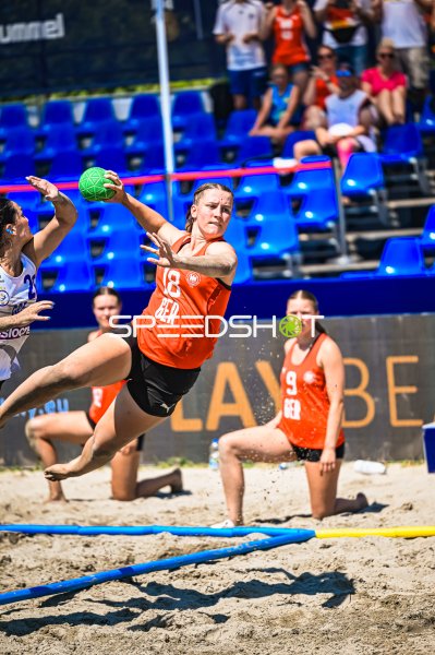 Pauline Borrmann (#18; Deutsche Frauen Beachhandball Nationalmannschaft) beim Sprungwurf in Zagreb