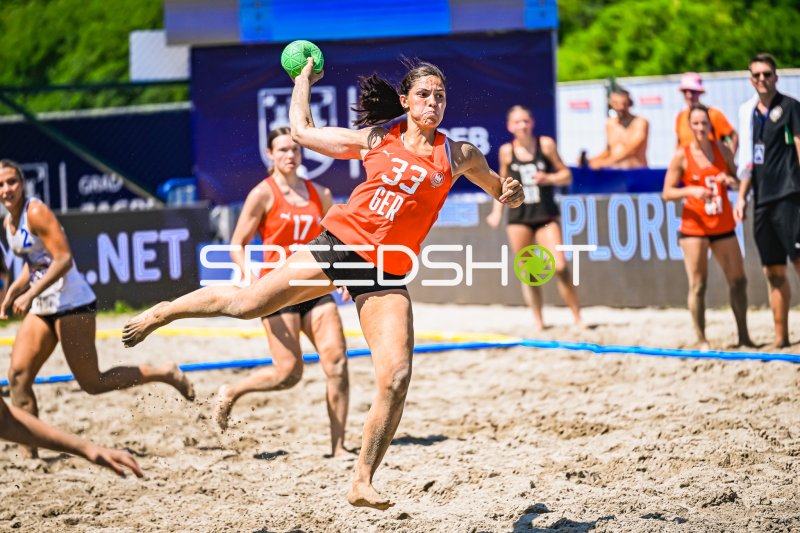Lucie Marie Kretzschmar (#33; Deutsche Frauen Beachhandball Nationalmannschaft) beim Sprungwurf