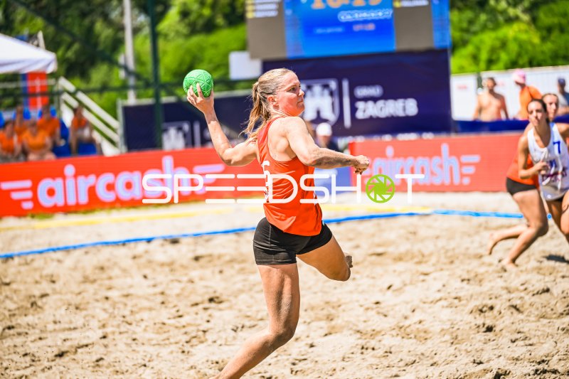 Amelie Möllmann (#66, Deutschland) beim Wurf – IHF Beach Handball WM 2026 Zagreb