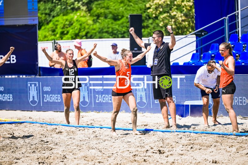 Kirsten Sophie Walter (#5; Deutsche Frauen Beachhandball Nationalmannschaft) und Dilayla Alarslan (#12) jubeln in Zagreb