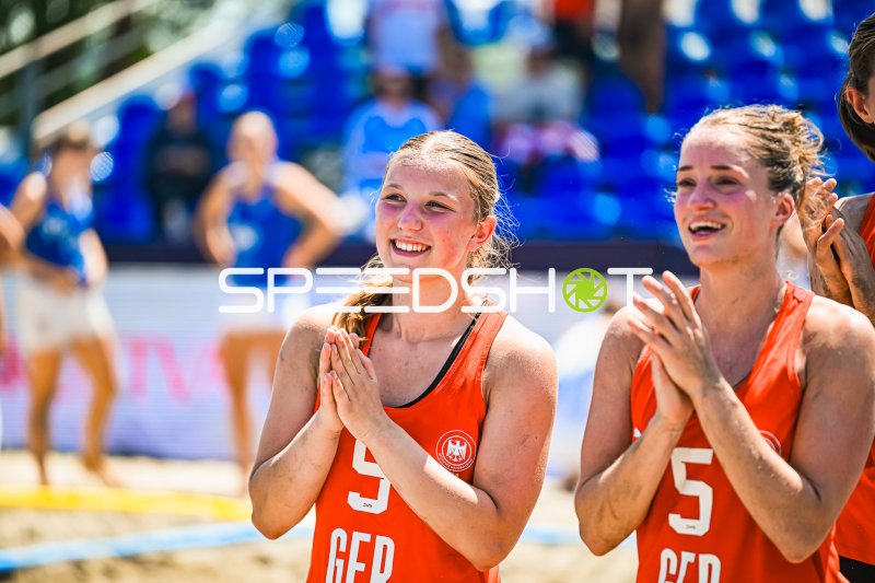Emma Pilz (#9) und Kirsten Sophie Walter (#5; Deutsche Frauen Beachhandball Nationalmannschaft) jubeln