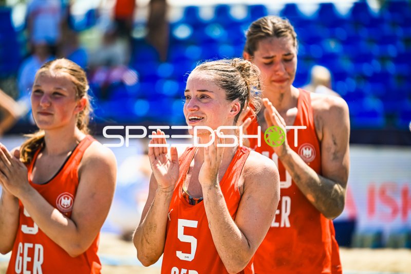 Kirsten Sophie Walter (#5; Deutsche Frauen Beachhandball Nationalmannschaft) applaudiert nach dem Spiel